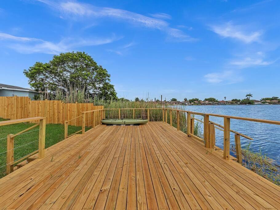 Supervilla - Lakefront - Sunsets, Kayaks, Grill Форт-Лодердейл Экстерьер фото