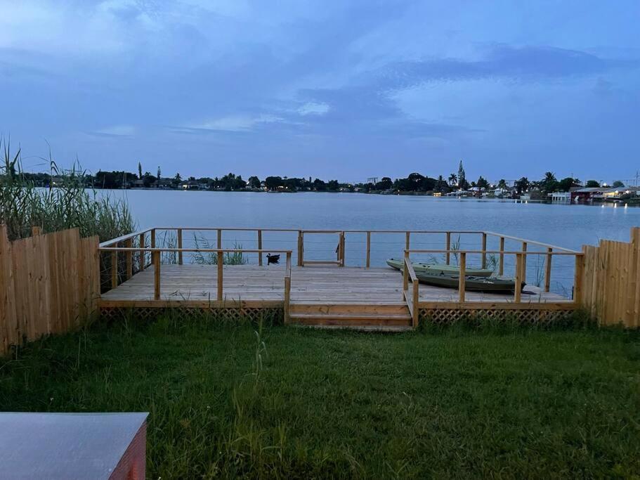 Supervilla - Lakefront - Sunsets, Kayaks, Grill Форт-Лодердейл Экстерьер фото